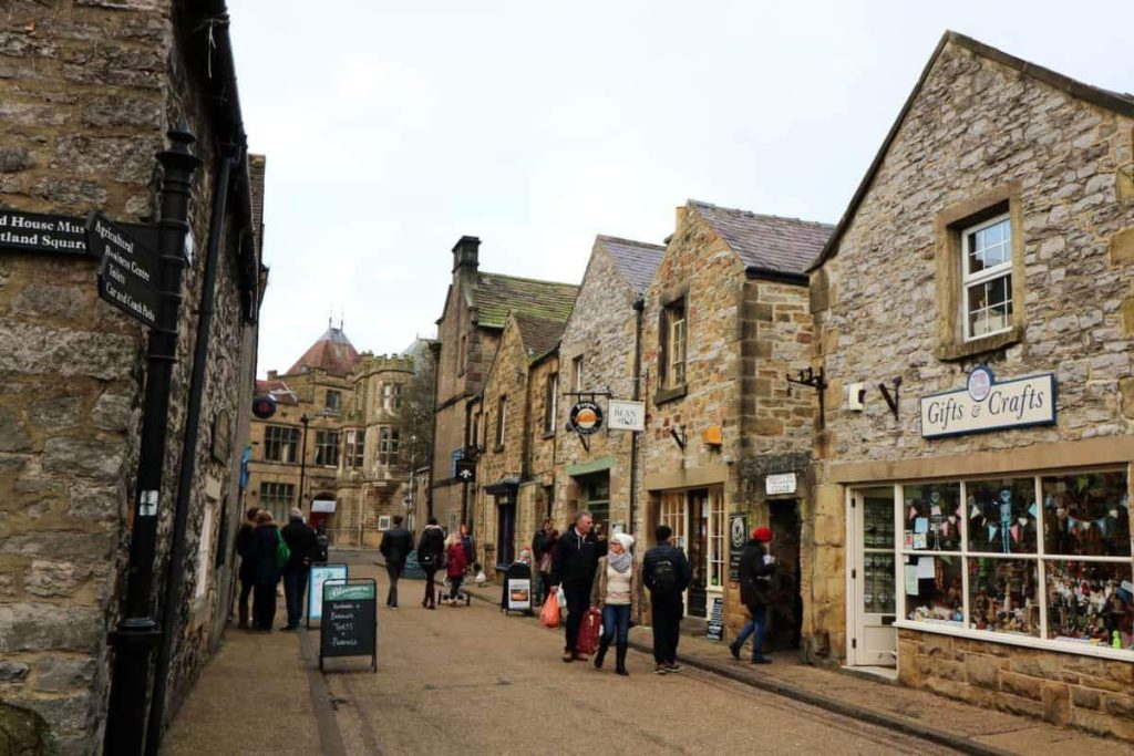Paseando por Bakewell, localidad situada en el condado de Derbyshire, en Inglaterra (Reino Unido), ubicada al noroeste de la región Midlands del Este, cerca de la frontera con las regiones de Midlands del Oeste, Yorkshire y Humber y Nordeste de Inglaterra, y de los montes Peninos.