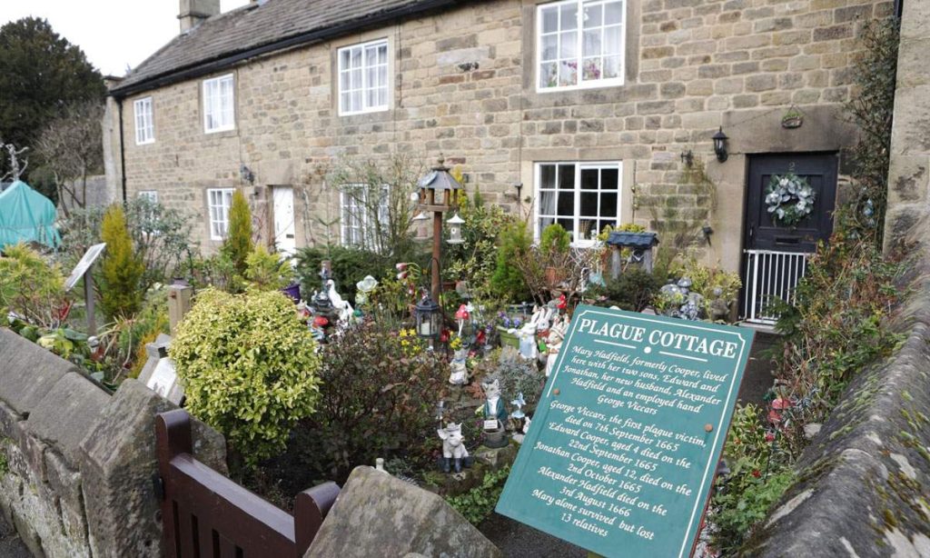 Eyam Plague Village, pueblo pequeño de Derbyshire, Inglaterra, Conocido por ser "la aldea de la peste", la cual asoló el lugar cuando la Peste bubónica alcanzó al pueblo en agosto de 1665.