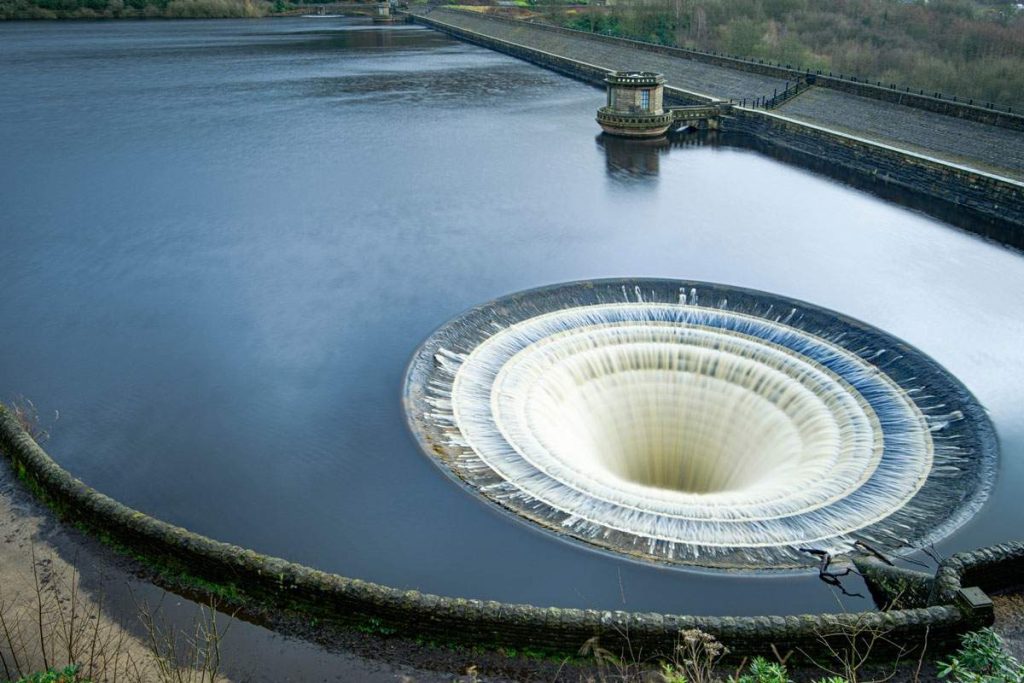 Vista aérea de Ladybower Reservoir, el asombroso cuerpo de agua rodeado de paisajes pintorescos, ofrece un escape tranquilo en el corazón del Parque Nacional Peak District