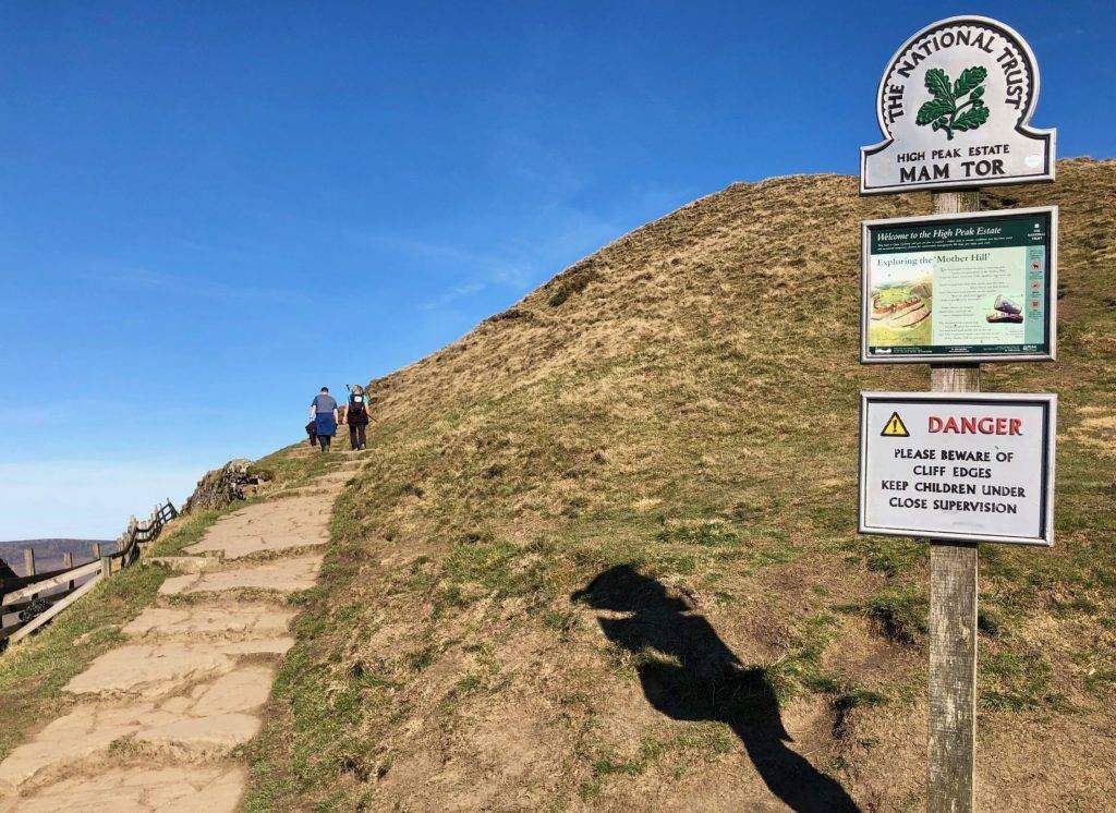 Escaleras para subir a Mam Tor, colina de 517 m (1696 pies) cerca de Castleton en High Peak de Derbyshire, Inglaterra. 