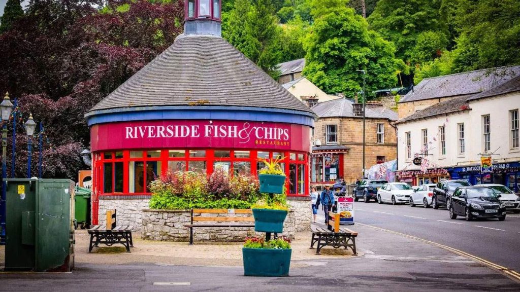 Fish & Chips en Matlock Bath, pueblo en Derbyshire, Inglaterra, al sur de Matlock, en la carretera principal A6 , y aproximadamente a medio camino entre Buxton y Derby . 