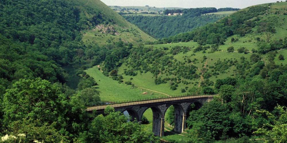 Vista aérea de Monsal Head Viaduct, viaducto de Headstone construido por Midland Railway sobre el río Wye. Está ubicado cerca del túnel Headstone.