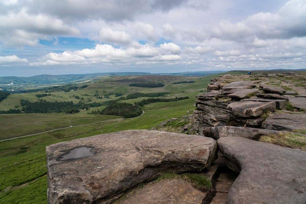 Vistas desde lo alto de Stanage Edge (stone edge) en Peak District, Inglaterra. Sitio para practicar escalada al norte de Hathersage