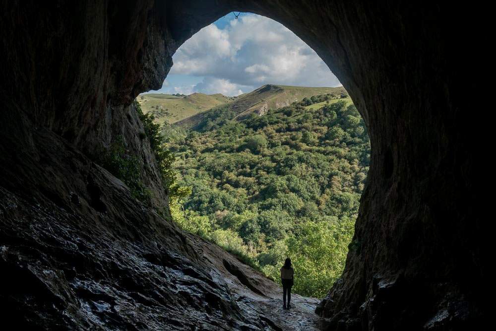 Vista desde el interior de la Cueva de Thor (Thor´s Cave), también conocida como Thor's House Cavern y Thyrsis's Cave ), ubicada en en Manifold Valley of the White Peak en Staffordshire , Inglaterra. Cueva kárstica.