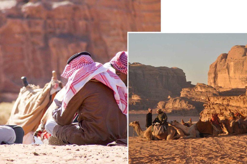 Beduinos en Wadi Rum descansando con sus camellos, Jordania