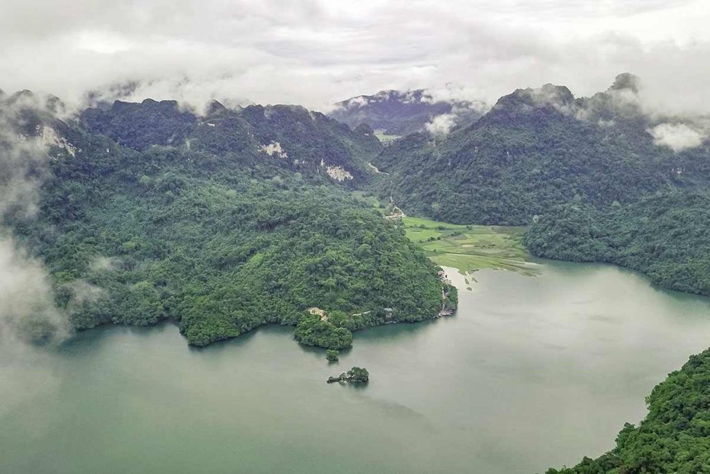 Viista aérea del Lago Ba Bể en Vietnam