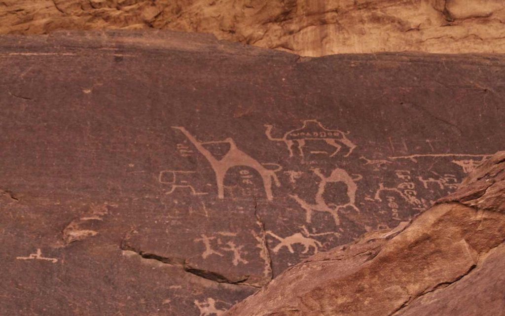 Petroglifos y grabados rupestres en Wadi Rum, Jordania