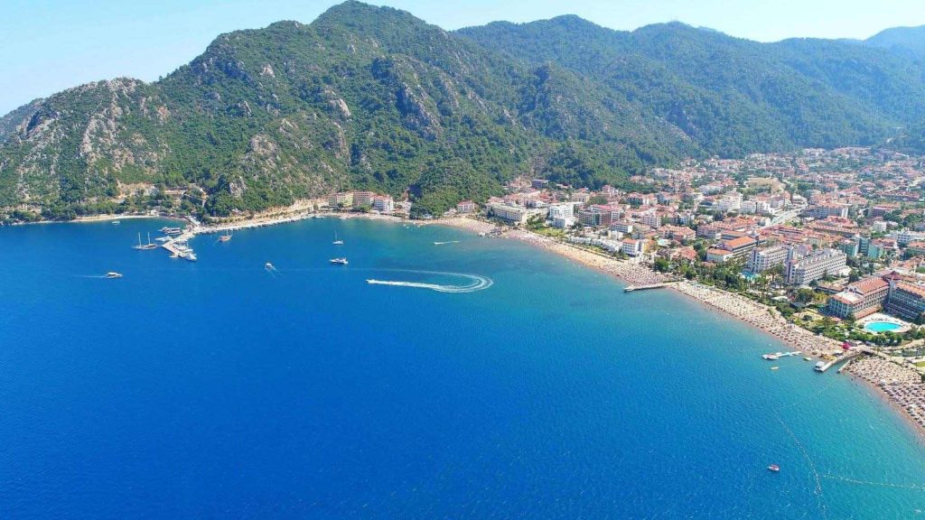 Playa de Aydınlık en Güzelçamlı, Turquía