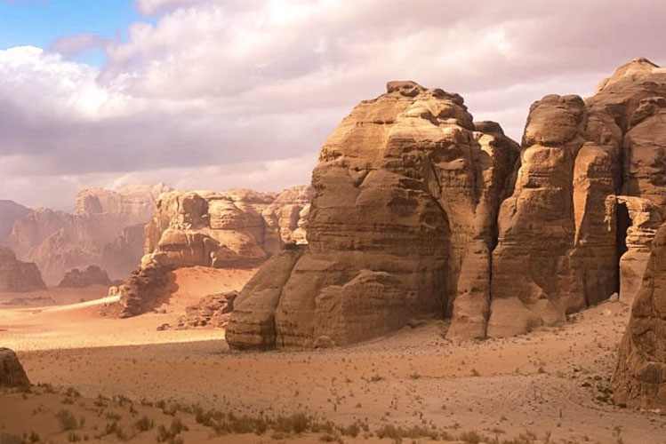 Paisajes de Wadi Rum, formaciones rocosas y cañones, Áqaba, Jordania