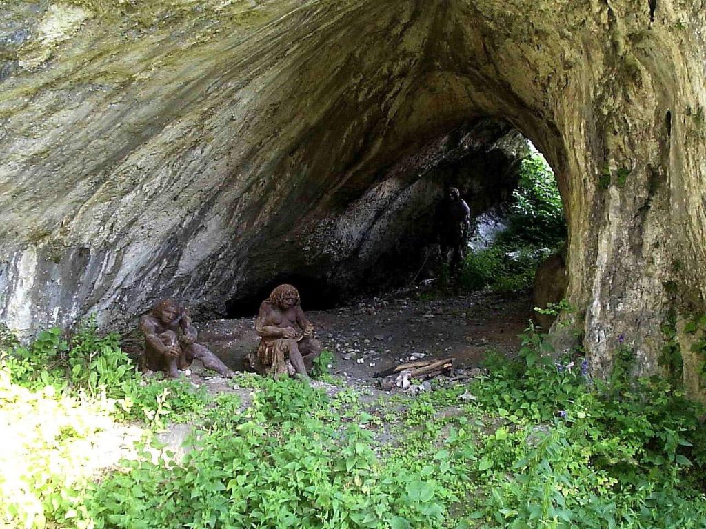 ポーランドのオヨツフ国立公園のチエムナ洞窟