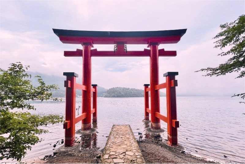 Torii au sanctuaire de Hakone, Japon
